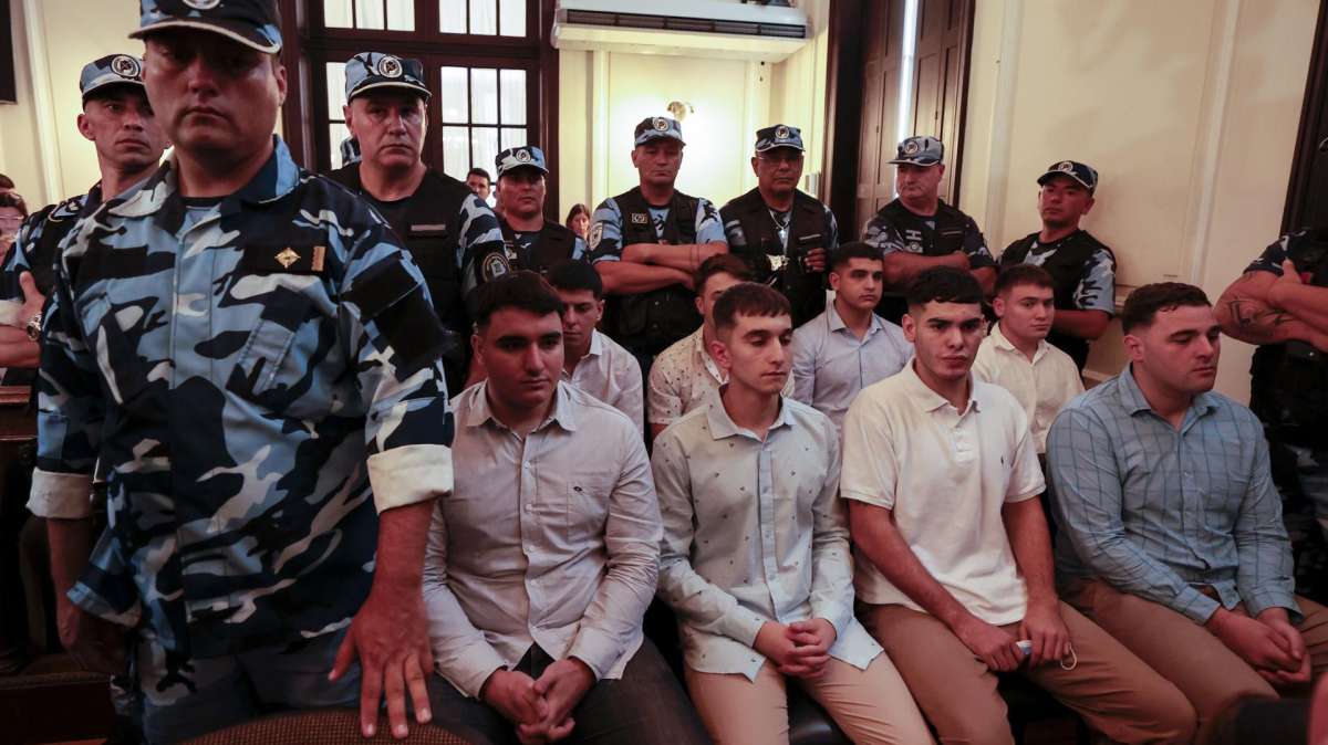 Condenados a cadena perpetua cinco de los ocho jugadores de rugby que mataron a golpes a un joven a la salida de una discoteca