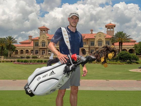 Gareth Bale posa con su bolsa y sus palos de golf