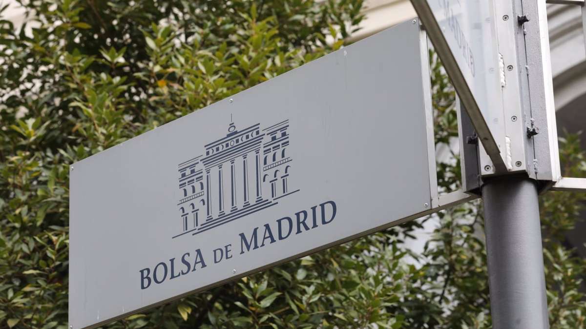 Cartel colocado en las inmediaciones del edificio de La Bolsa de Madrid.