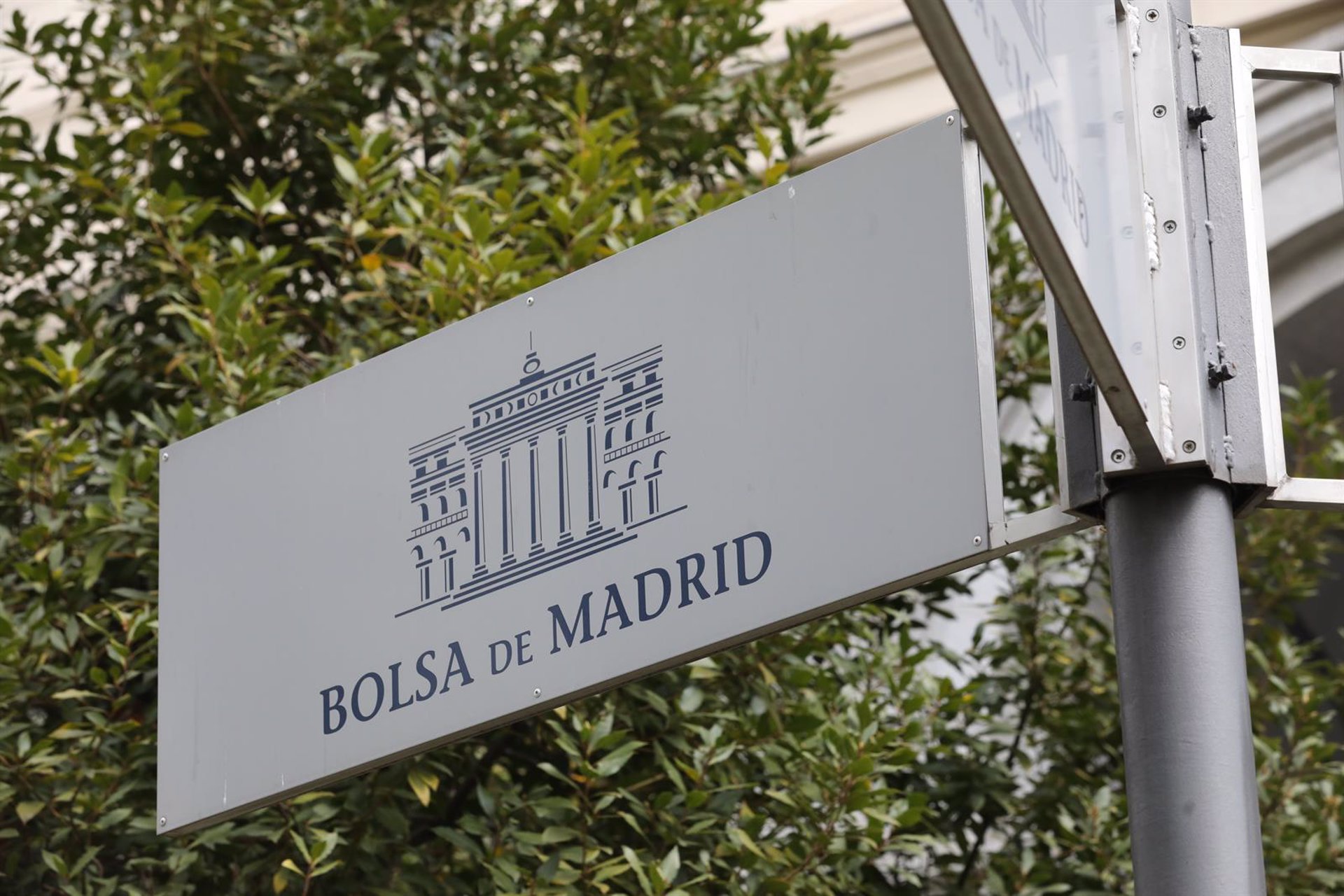 Cartel colocado en las inmediaciones del edificio de La Bolsa de Madrid.