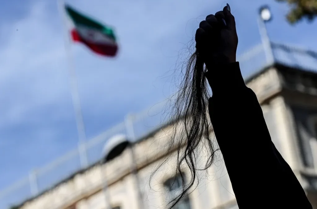 Muchas iraníes han perdido el miedo y dejado de usar el velo, pero ¿hasta cuándo podrán hacerlo?