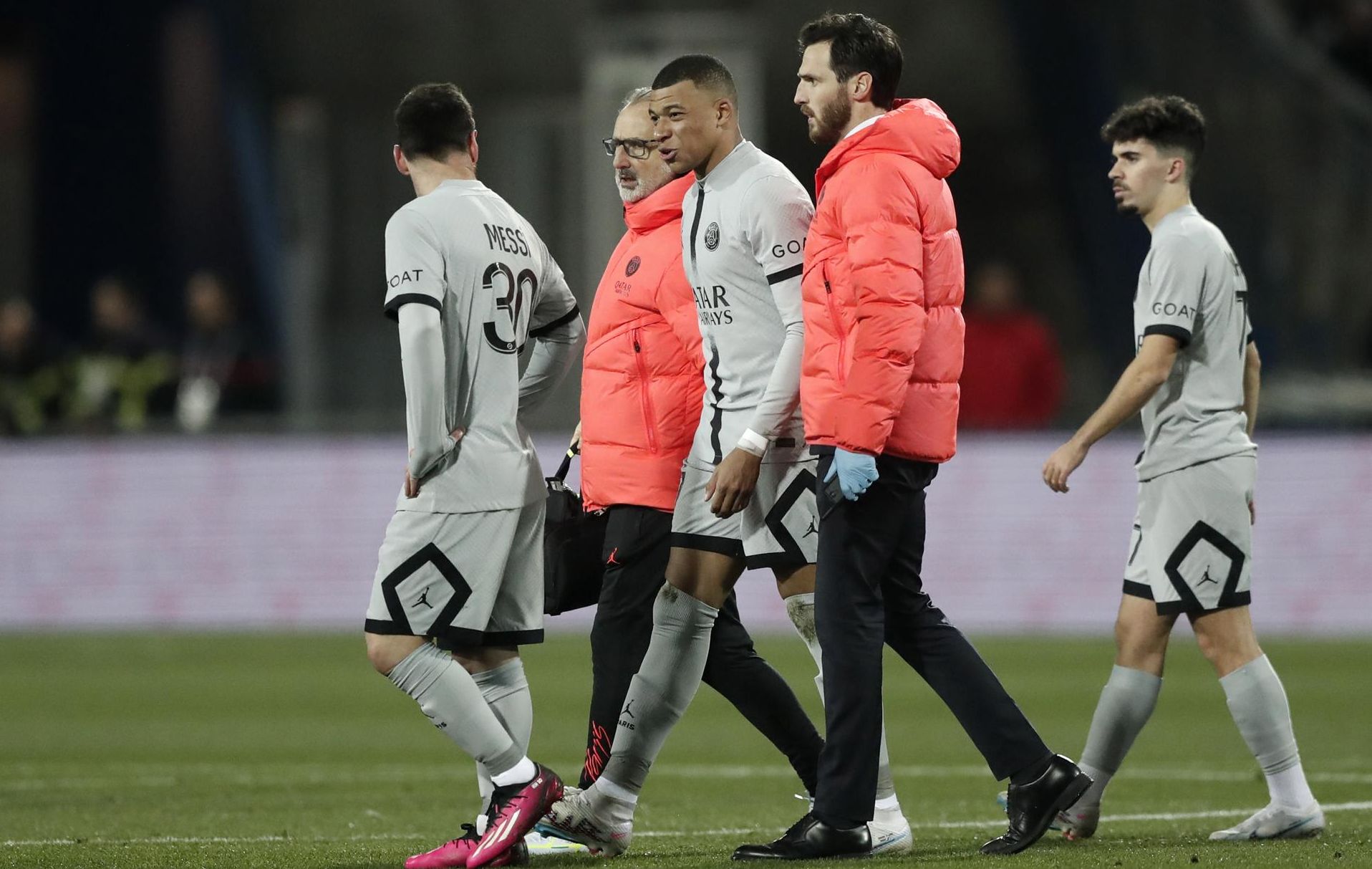 Mbappé se retira lesionado en el partido ante el Montpellier
