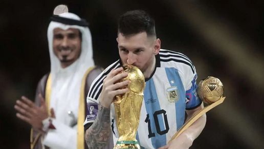 Messi besa la Copa del mundo