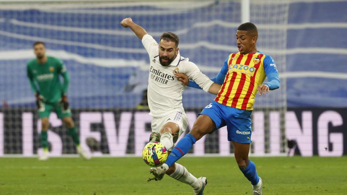 El Real Madrid retoma su mejor versión a costa de un alicaído Valencia (2-0)