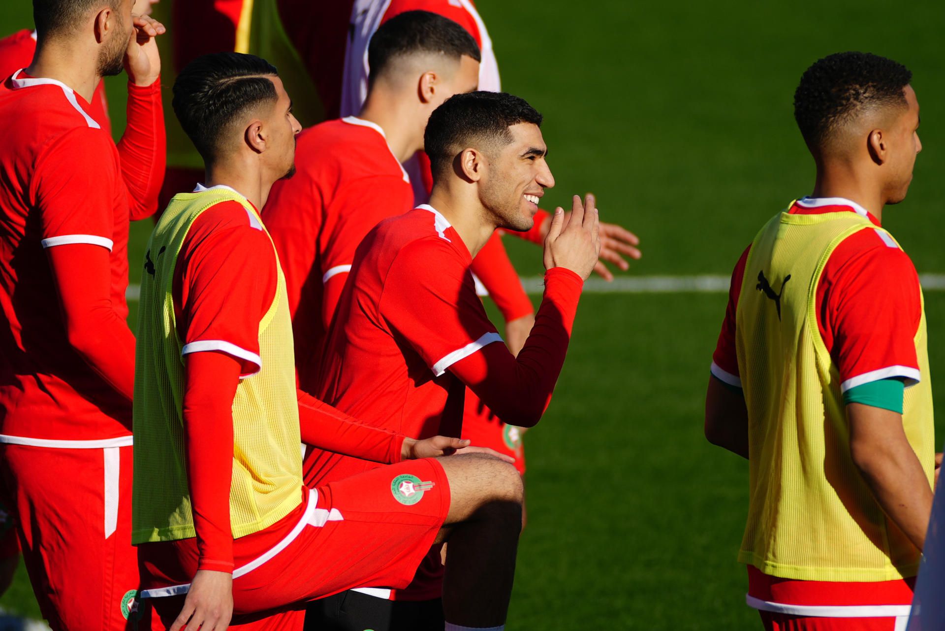 El defensa de la selección de Marruecos Achraf Hakimi (c) participa en el entrenamiento de este lunes en la Ciudad Deportiva del Real Madrid.