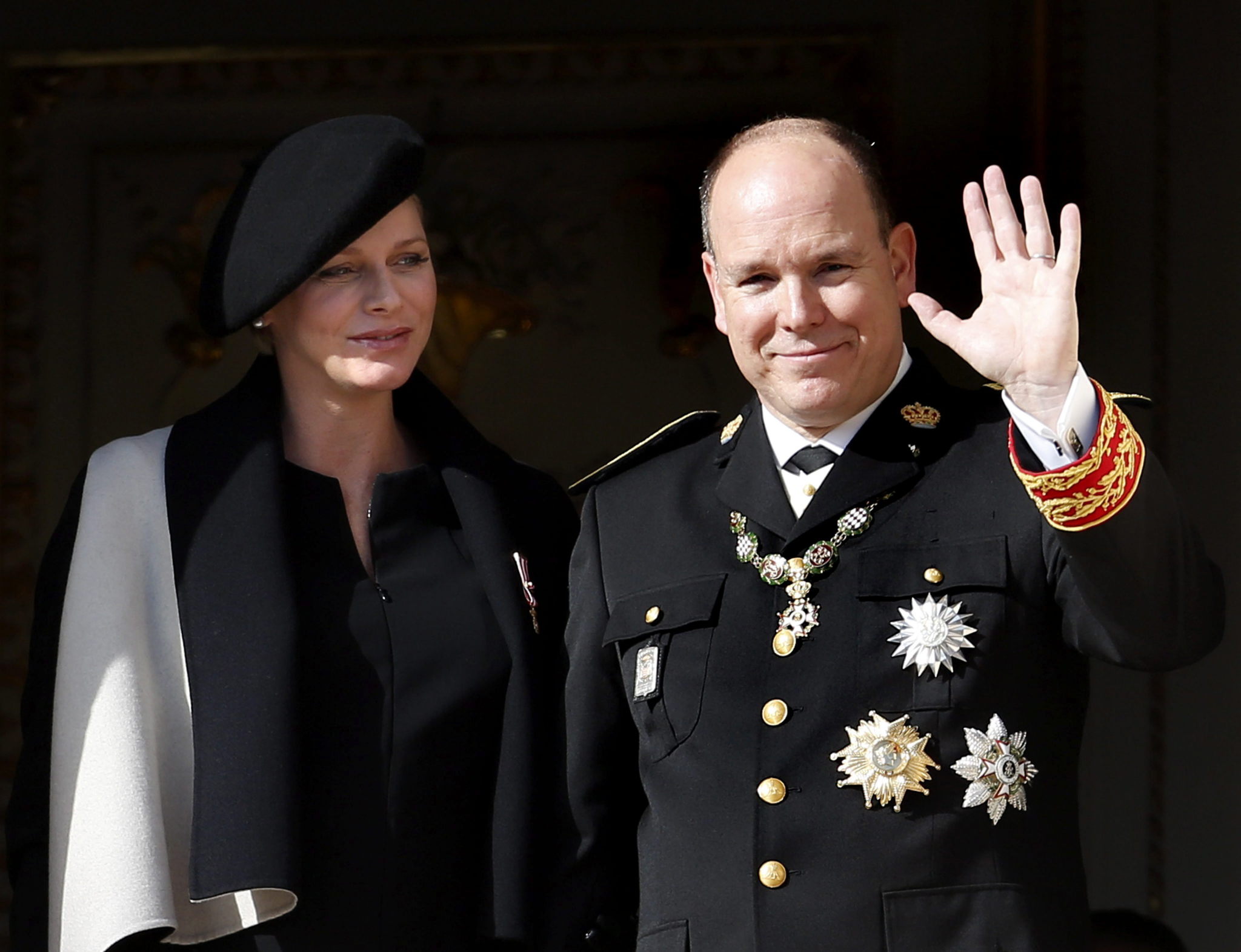 Alberto de Mónaco vestido con el traje de gala militar.