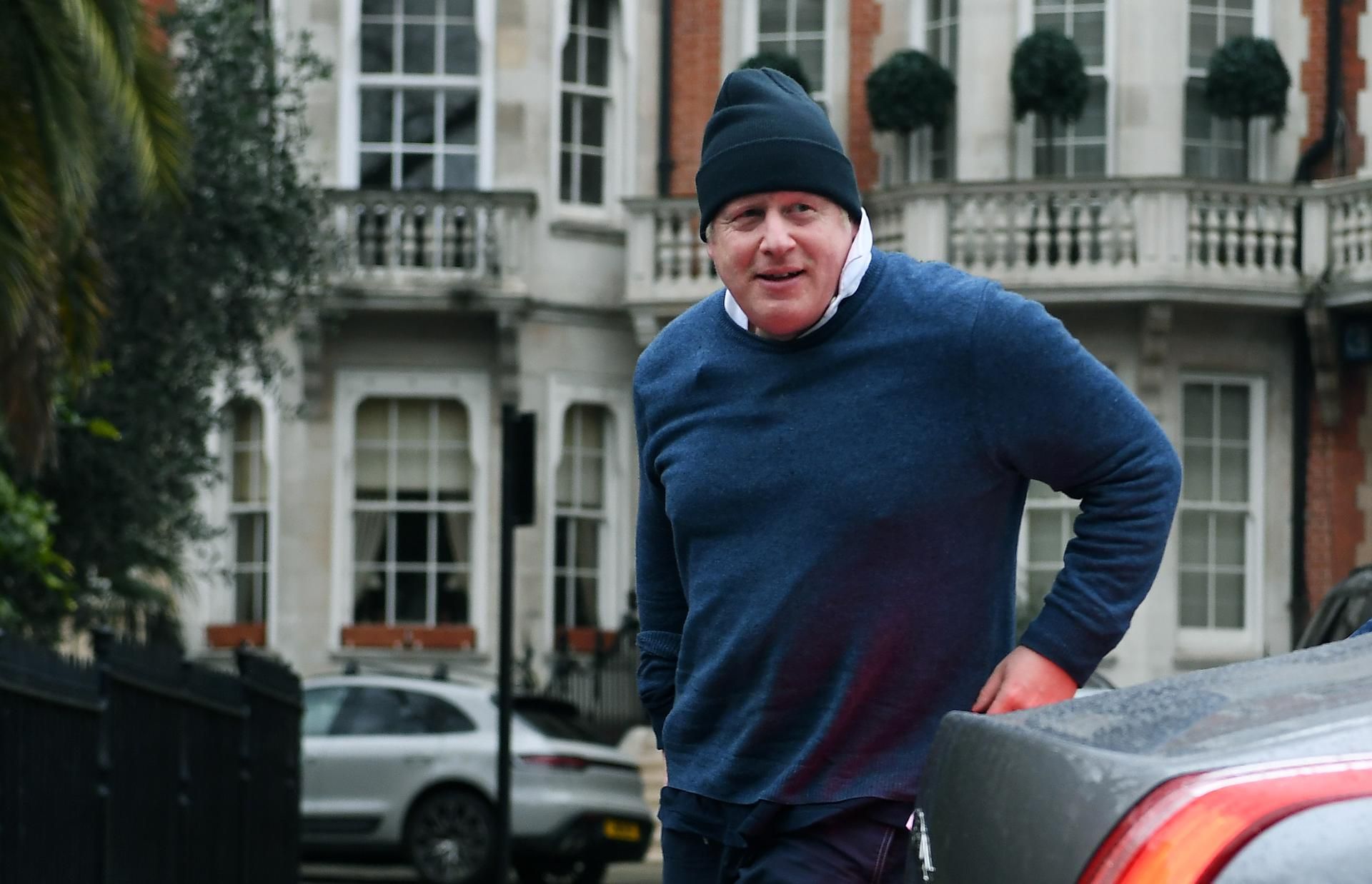 El exprimer ministro británico Boris Johnson frente a su casa en Londres.