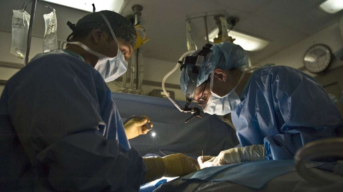 Cirujanos durante una operación en una imagen de archivo.