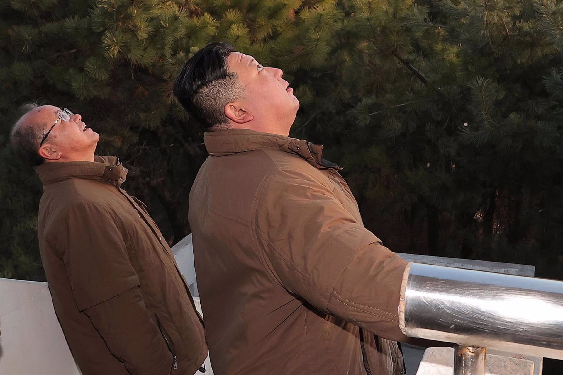 Kim Jong Un durante el lanzamiento de un misil de entrenamiento en Pyongyang.