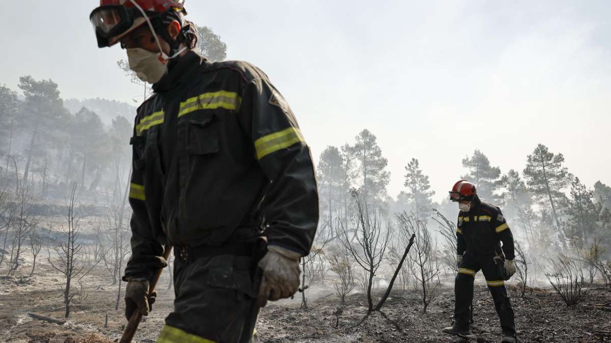 Dos bomberos que luchan contra el fuego en Castellón.