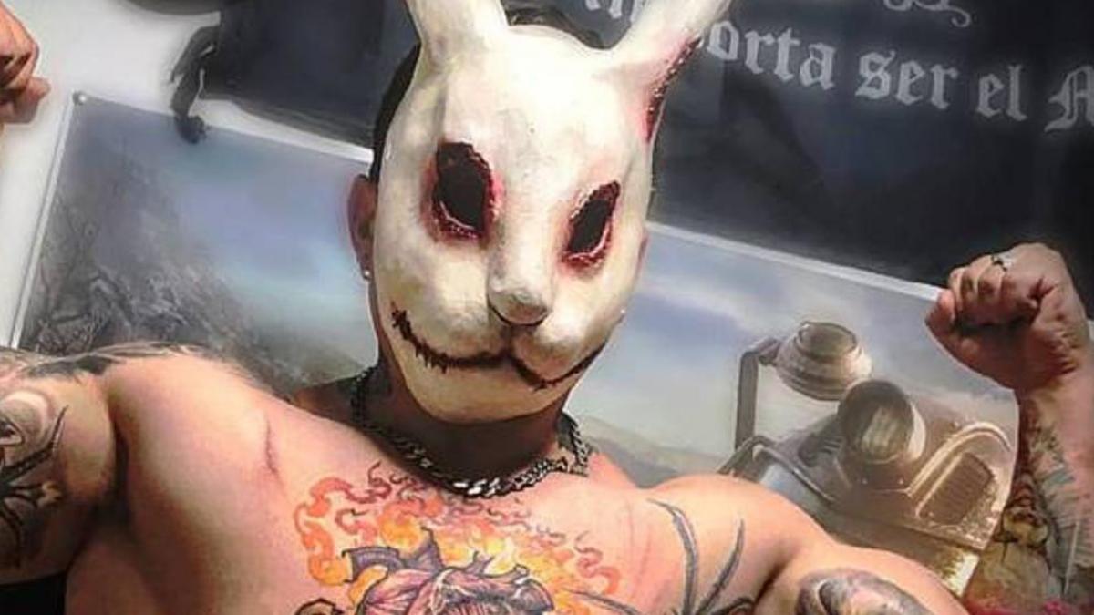 El 'carnicero tatuador' de Valdemoro posa con una máscara en redes sociales.