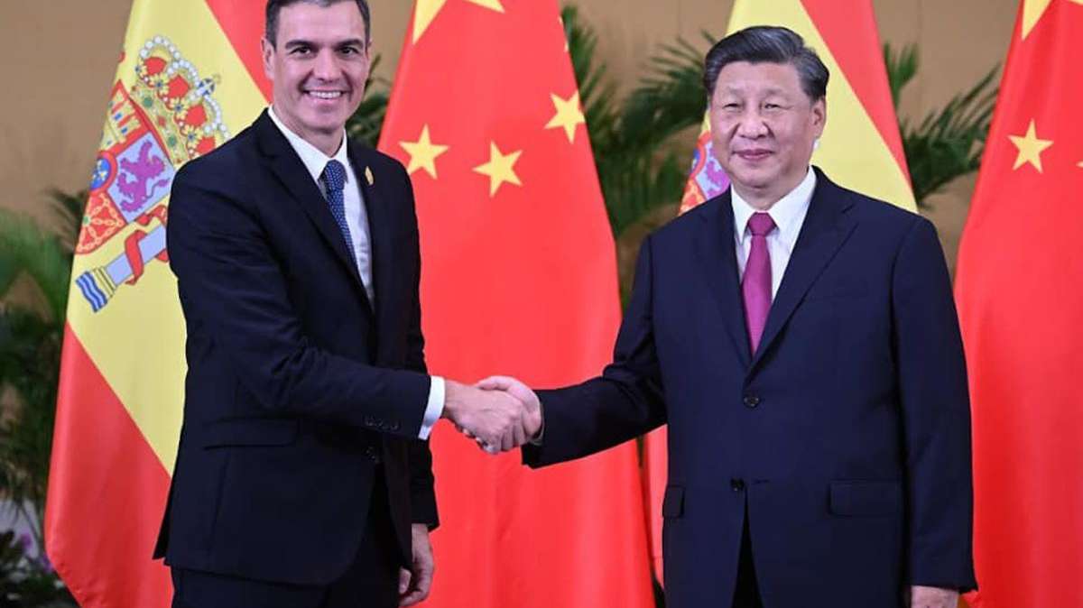 El jefe del Gobierno español, Pedro Sánchez (i), y el presidente chino, Xi Jinping (d), en una imagen de archivo de 2018.