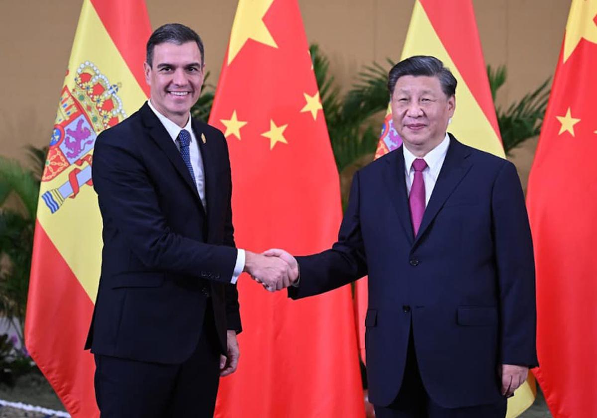 El jefe del Gobierno español, Pedro Sánchez (i), y el presidente chino, Xi Jinping (d), en una imagen de archivo de 2018.