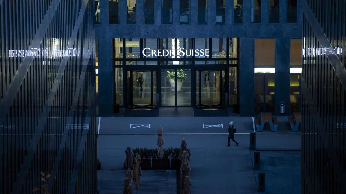 El logo en un edificio del banco Credit Suisse en Zurich.