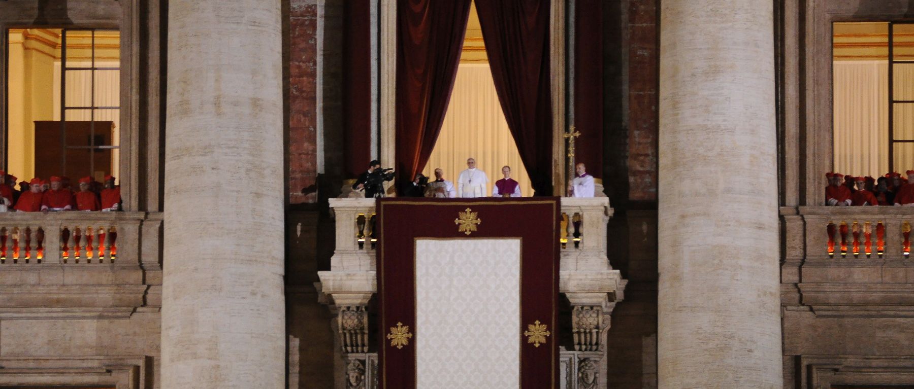 El papa Francisco, recién elegido, se asoma para saludar a la gente presente en la plaza de San Pedro.
