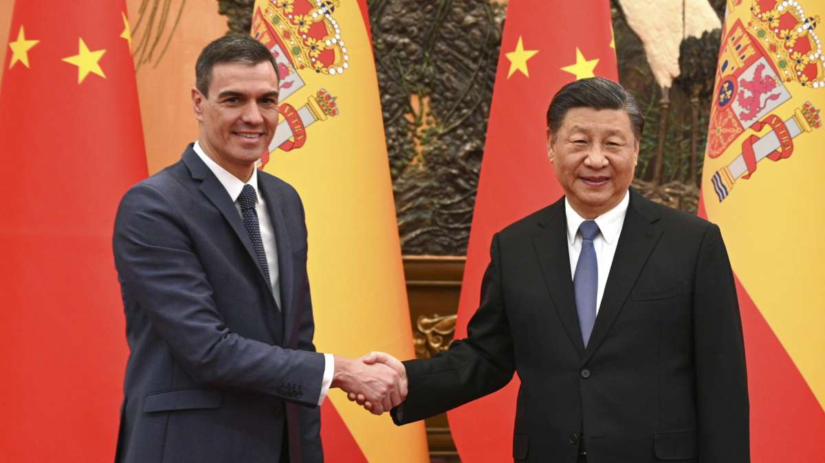El presidente del Gobierno, Pedro Sánchez saluda al presidente chino, Xi Jinping durante su encuentro este viernes.