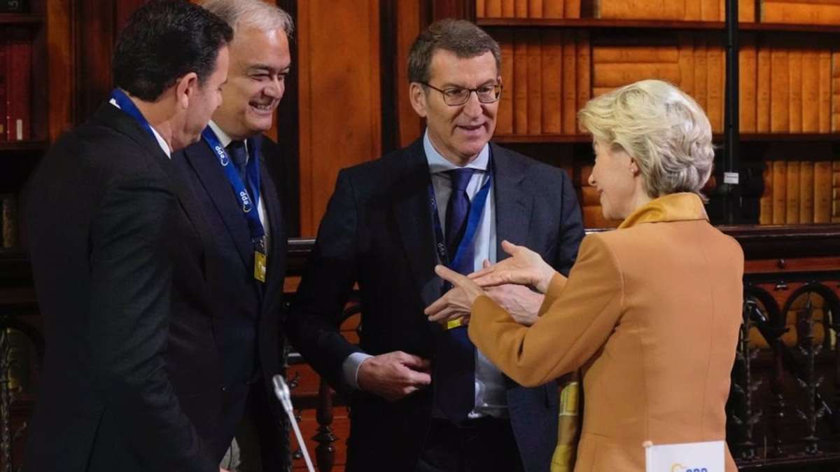 El presidente del PP, Alberto Nuñez Feijóo, con la presidenta de la CE, Úrsula Von der Leyen, y al presidente del PPE, Manfred Weber, antes de la reunión del PPE.