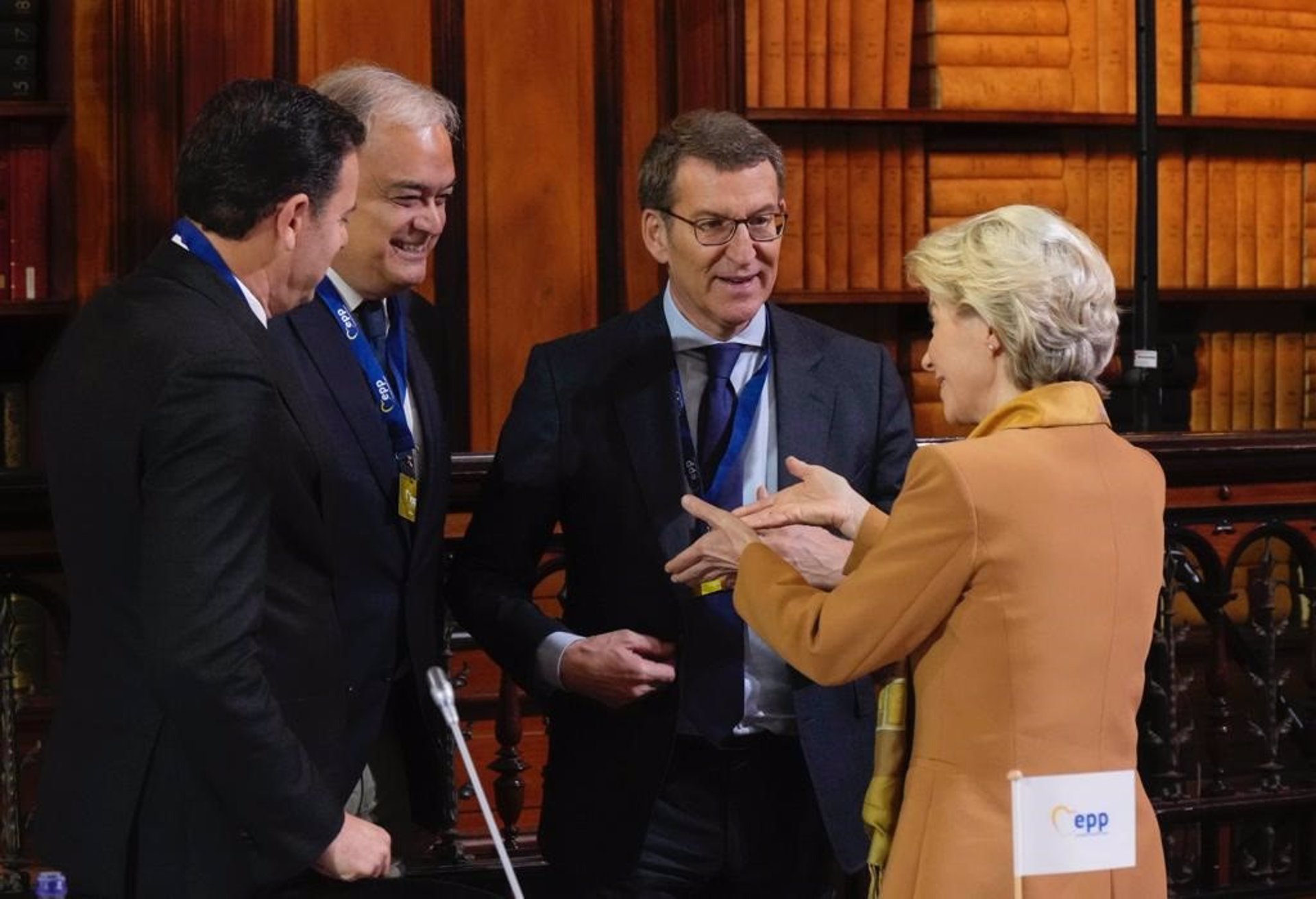 El presidente del PP, Alberto Nuñez Feijóo, con la presidenta de la CE, Úrsula Von der Leyen, y al presidente del PPE, Manfred Weber, antes de la reunión del PPE.