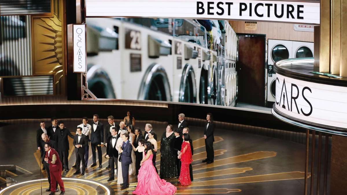 El reparto y el equipo tras ganar el Oscar a la Mejor Película por ‘Todo a la vez en todas partes’.