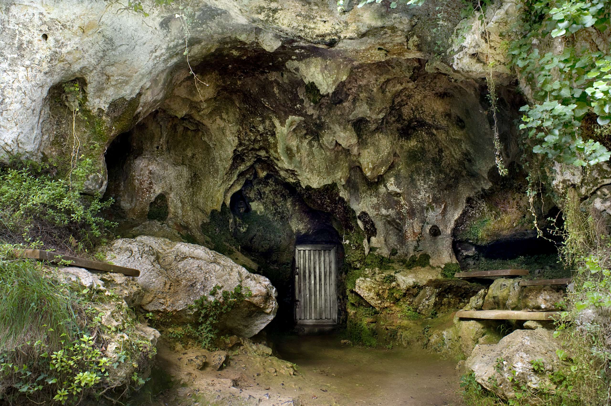 Entrada de la Cueva de 'El Buxu', Cangas de Onís (Asturias), donde se encontraron las puntas de flecha del Solutrense con pegamento.