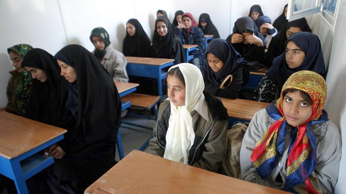 Estudiantes iraníes durante una clase.