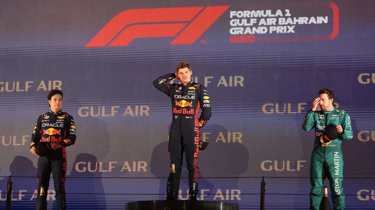 Fernando Alonso se sube al tercer escalón del podio en Baréin.