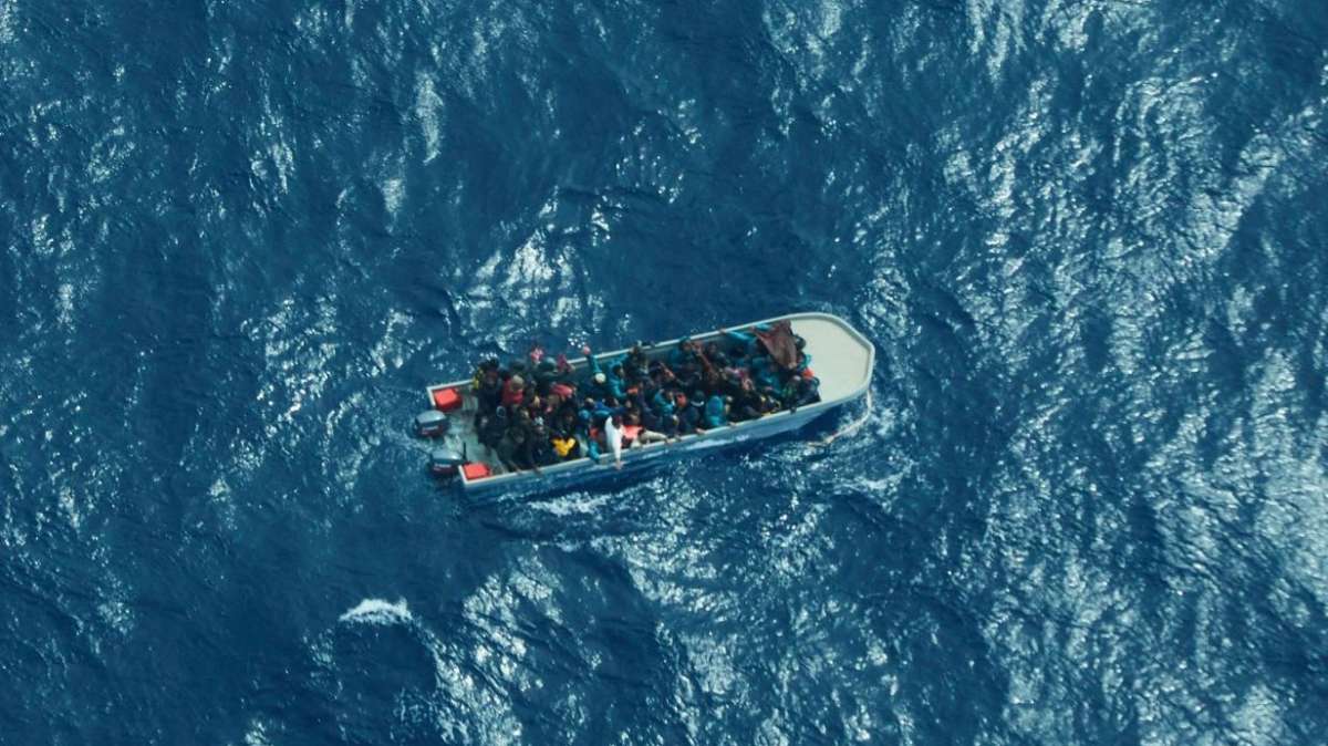 Nueva tragedia en el Mediterráneo: 30 migrantes desaparecidos y 17 rescatados tras volcar su embarcación
