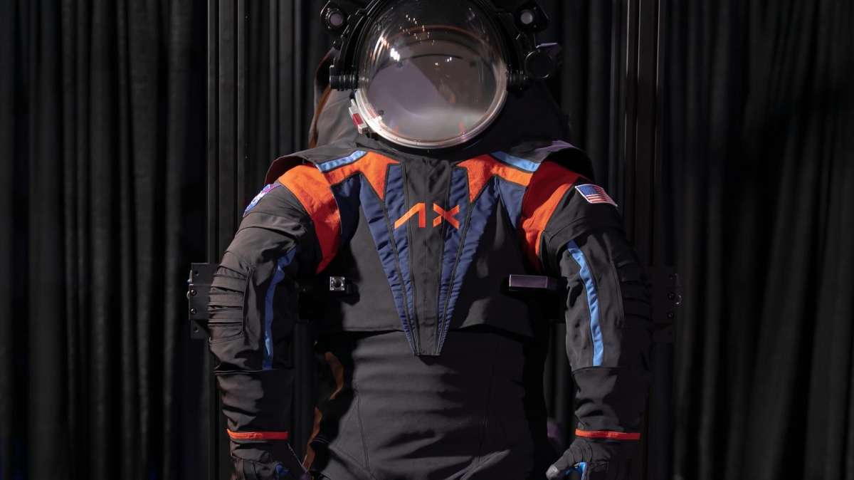 Fotografía cedida por Axiom Space donde se muestra un detalle del casco que llevara el AxEMU.