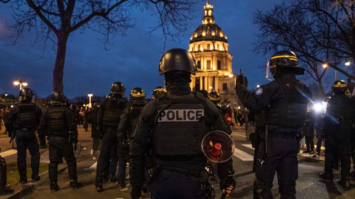 Graves disturbios en Francia tras las dos mociones de censura salvadas in extremis por el Gobierno de Madrid.