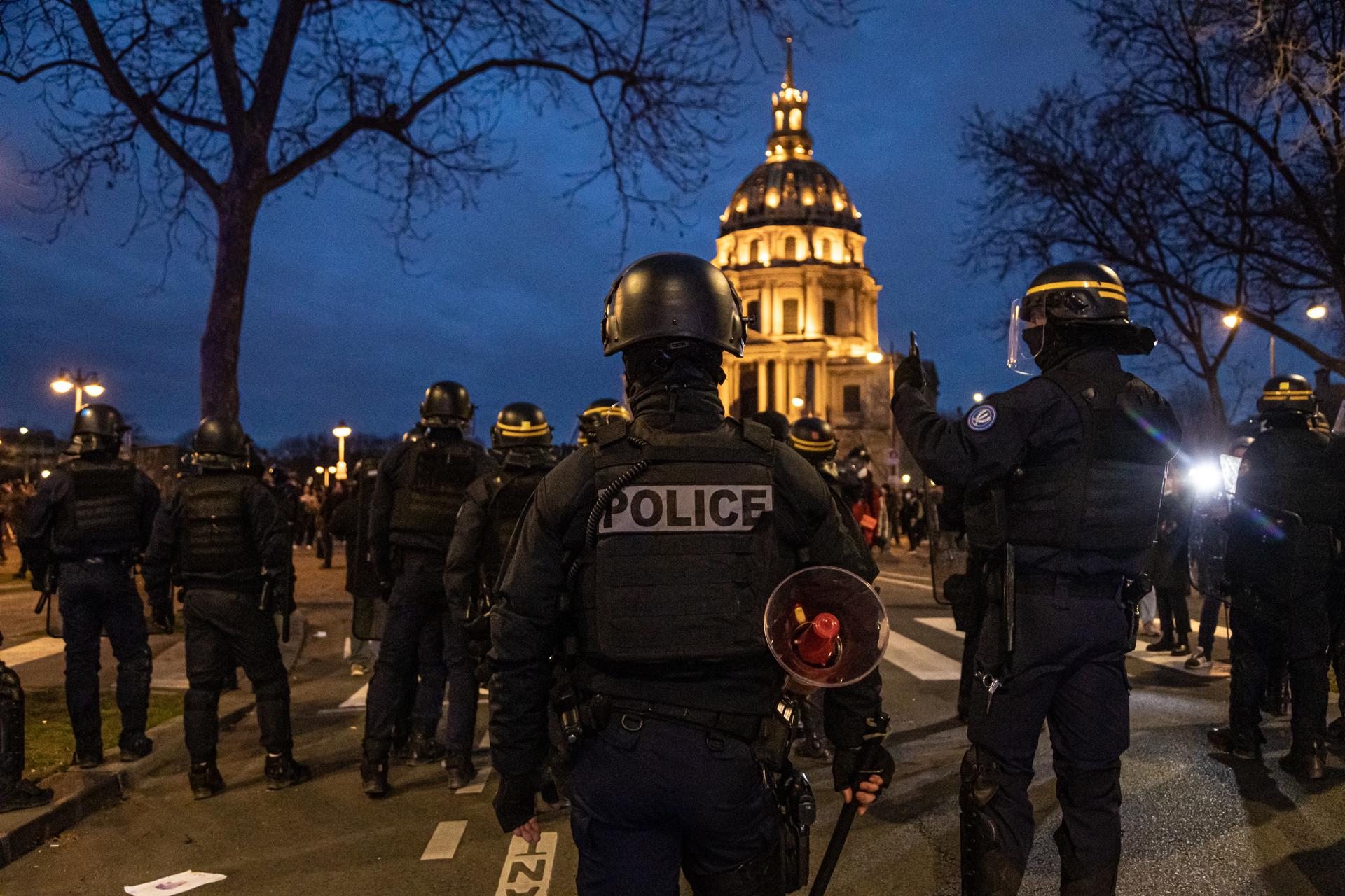 Graves disturbios en Francia tras las dos mociones de censura salvadas in extremis por el Gobierno de Madrid.