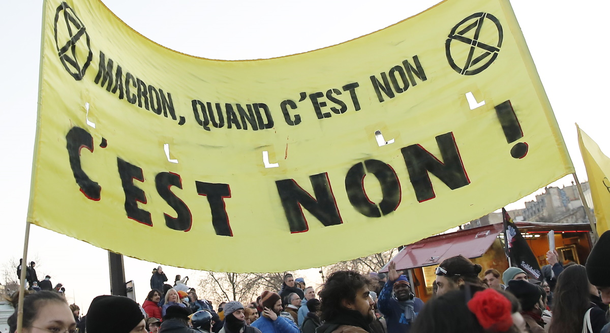 Francia afronta una nueva jornada de protesta por la reforma de las pensiones con bloqueos en refinerías y carreteras