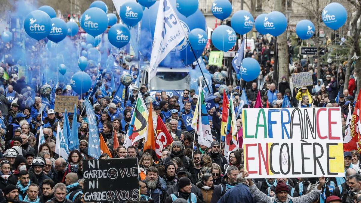 Miles de personas participan este martes en una nueva manifestación en París contra la reforma de las pensiones impuesta por Macron.