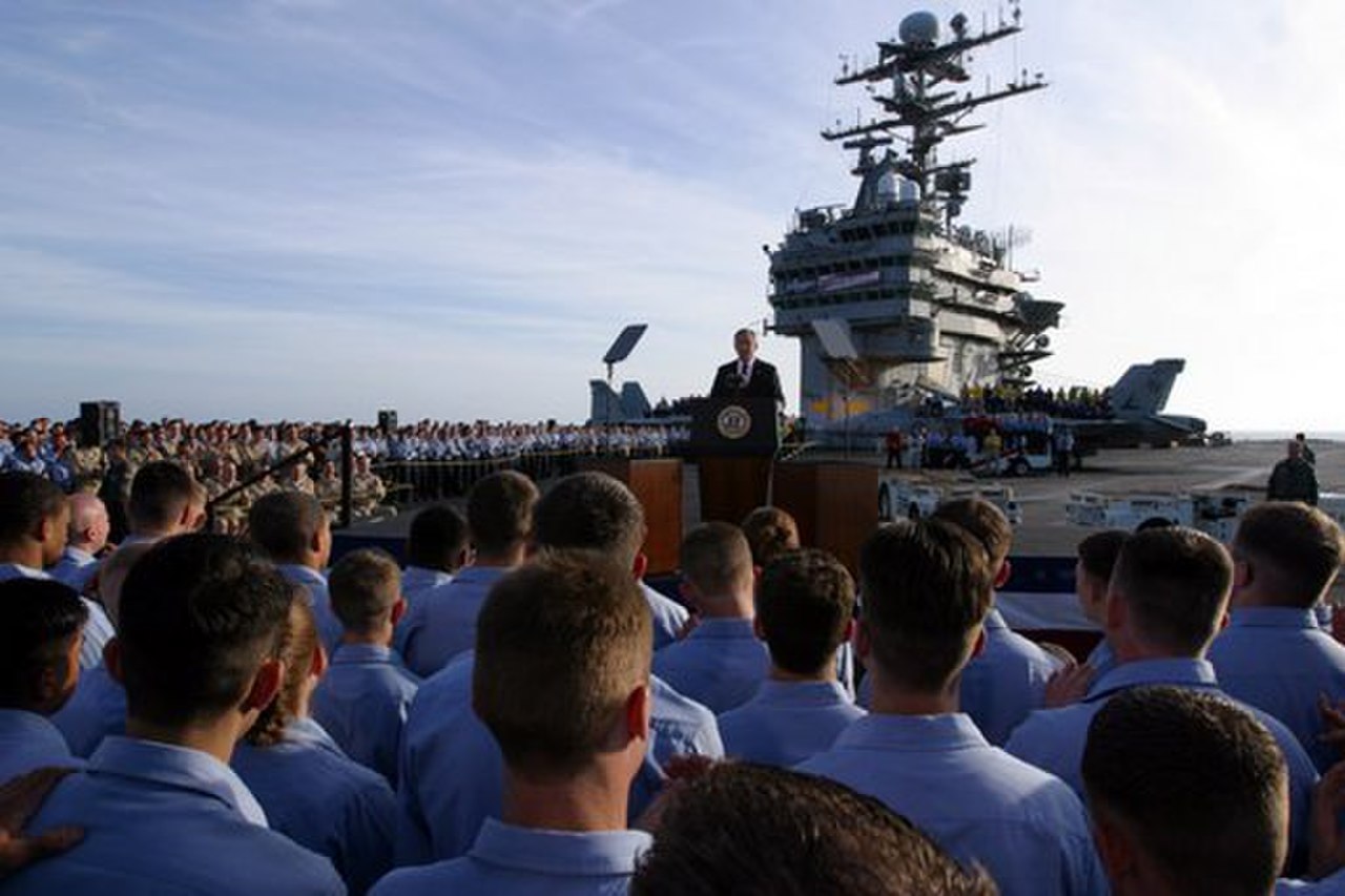 George W. Bush, en el USS Abraham Lincoln, en 2003.