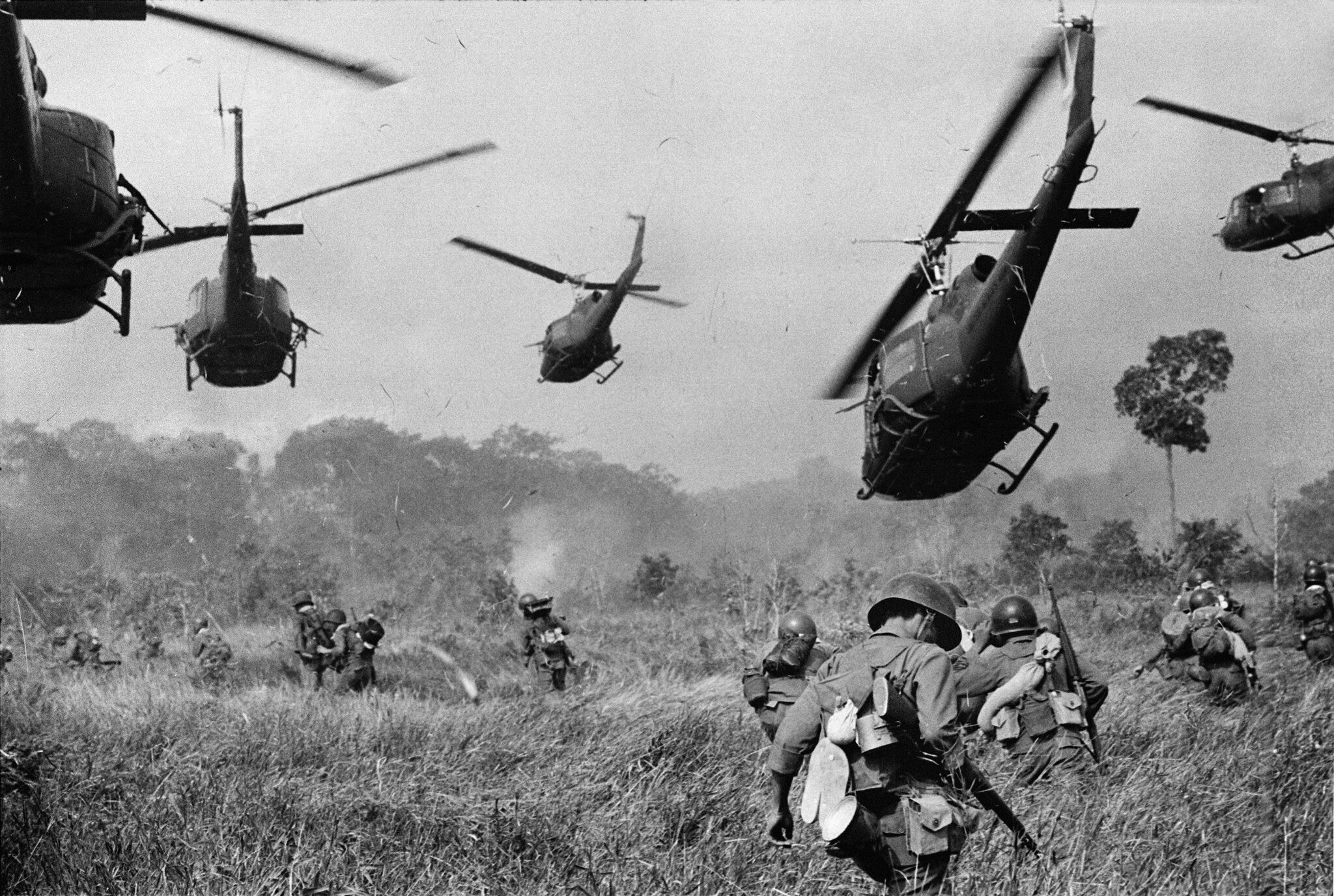 Helicópteros de EEUU en Vietnam disparan en apoyo del Ejército del Sur.
