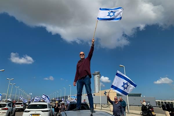 Las protestas contra la reforma judicial de Netanyahu bloquean Israel por tierra, mar y aire