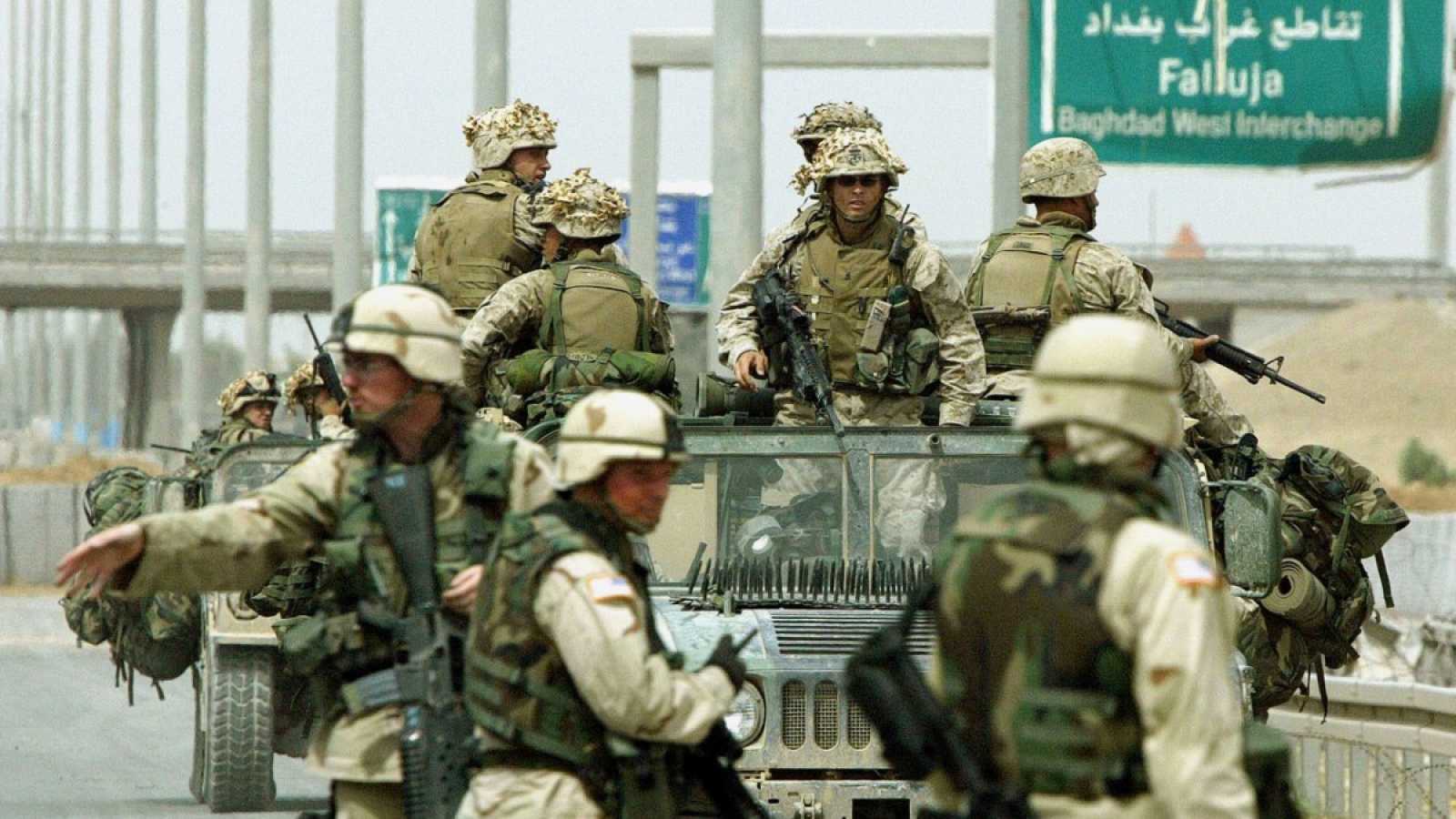 Imagen de archivo de soldados estadounidenses en una carretera de Fallujah, Irak.