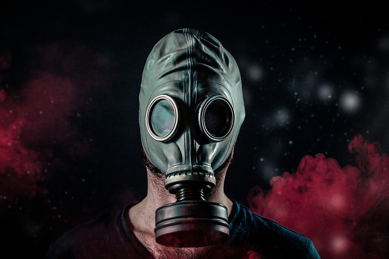 Imagen de una persona con una máscara de gas.