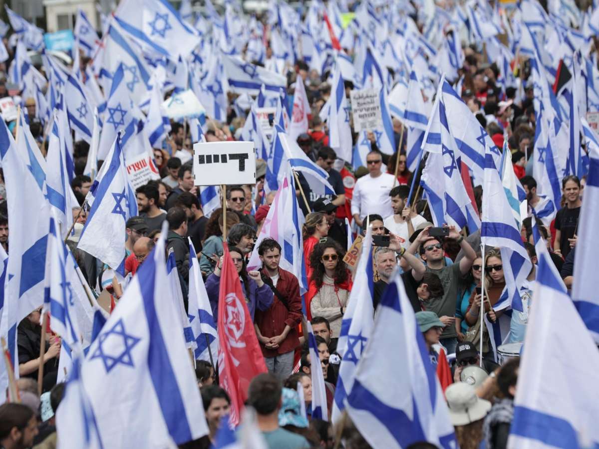 Imagen de una protesta muultitudinaria frente al Parlamento de Israel, este lunes.
