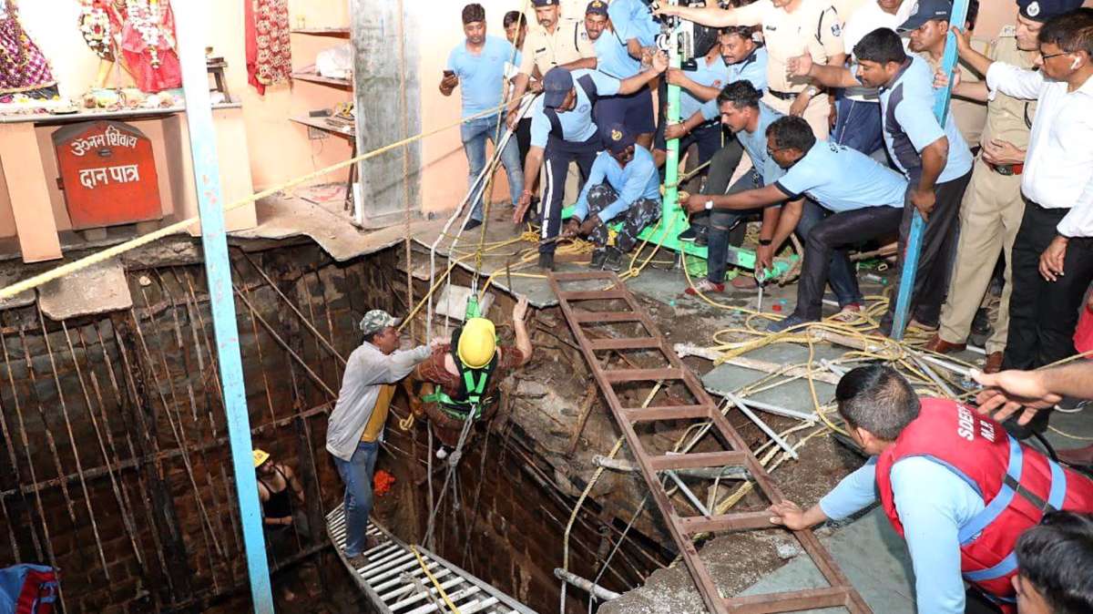 India Trabajos de rescate en la zona del templo cuyo suelo se ha hundido.
