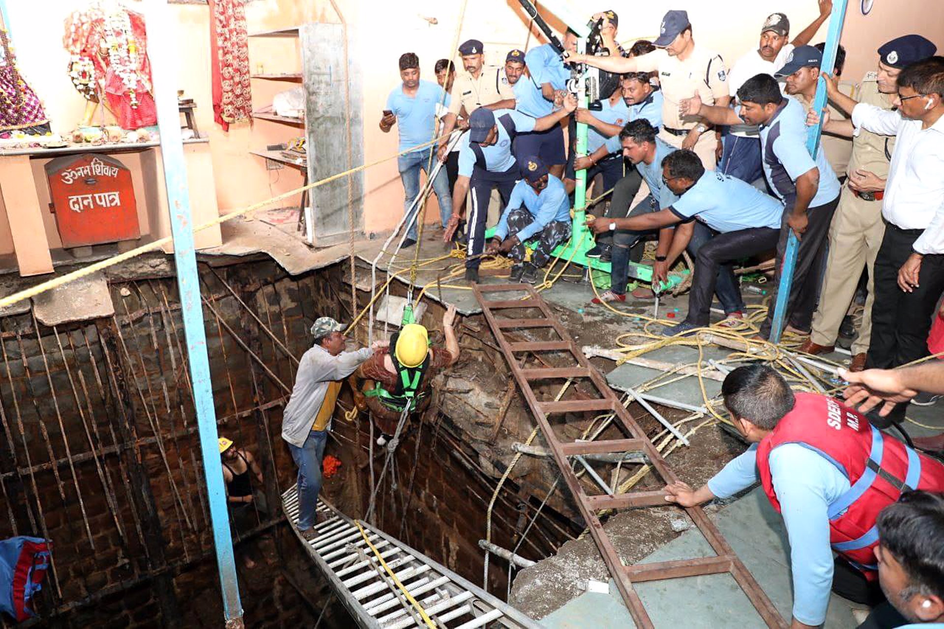 India Trabajos de rescate en la zona del templo cuyo suelo se ha hundido.
