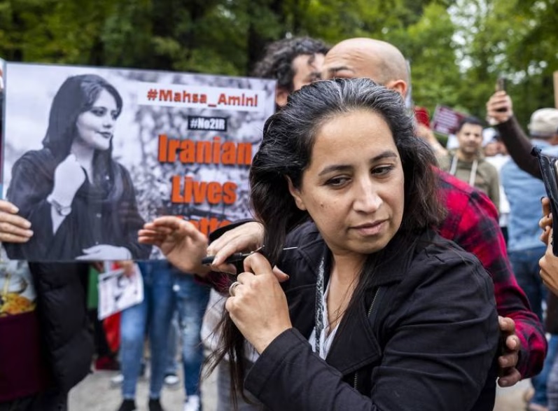 Una mujer irání se corta el pelo durante una manifestación por la muerte de Mahsa Amini.