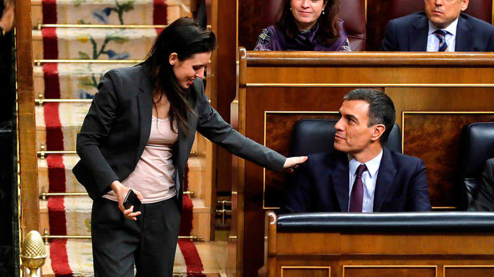 Irene Montero y Pedro Sánchez se saludan en el Congreso.