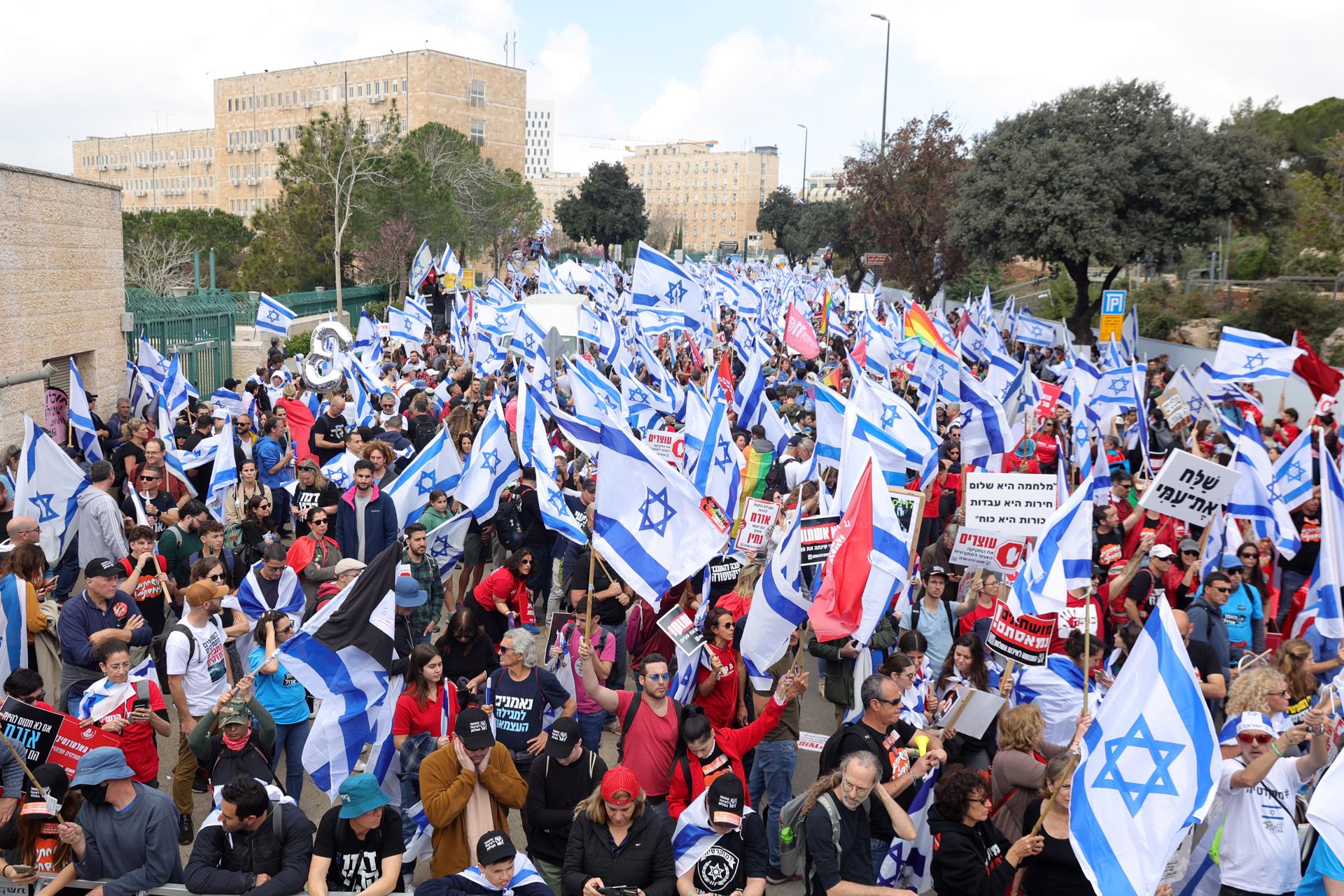 Los manifestantes toman las calles de Israel en contra de la reforma judicial de Netanyahu.