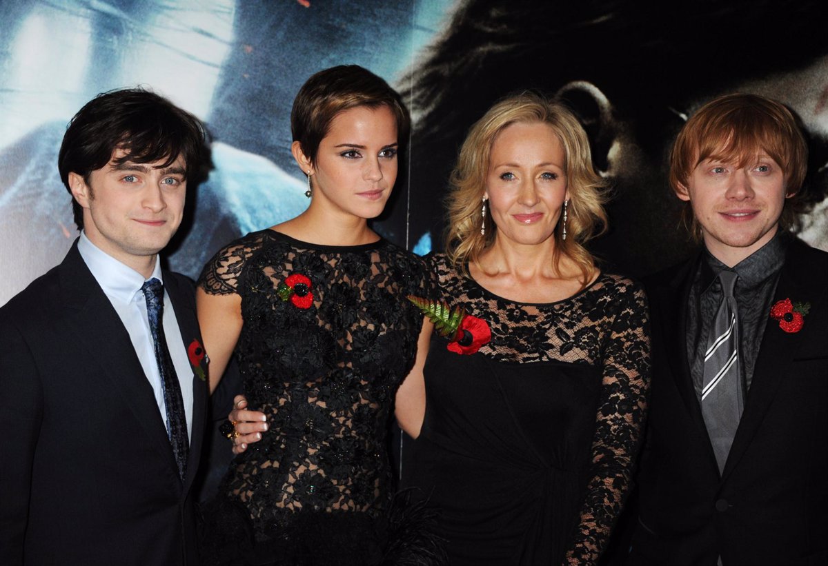 J.K. Rowling, junto a Daniel Radcliffe, Emma Watson y Ruper Grint en el preestreno de una película de la saga. 