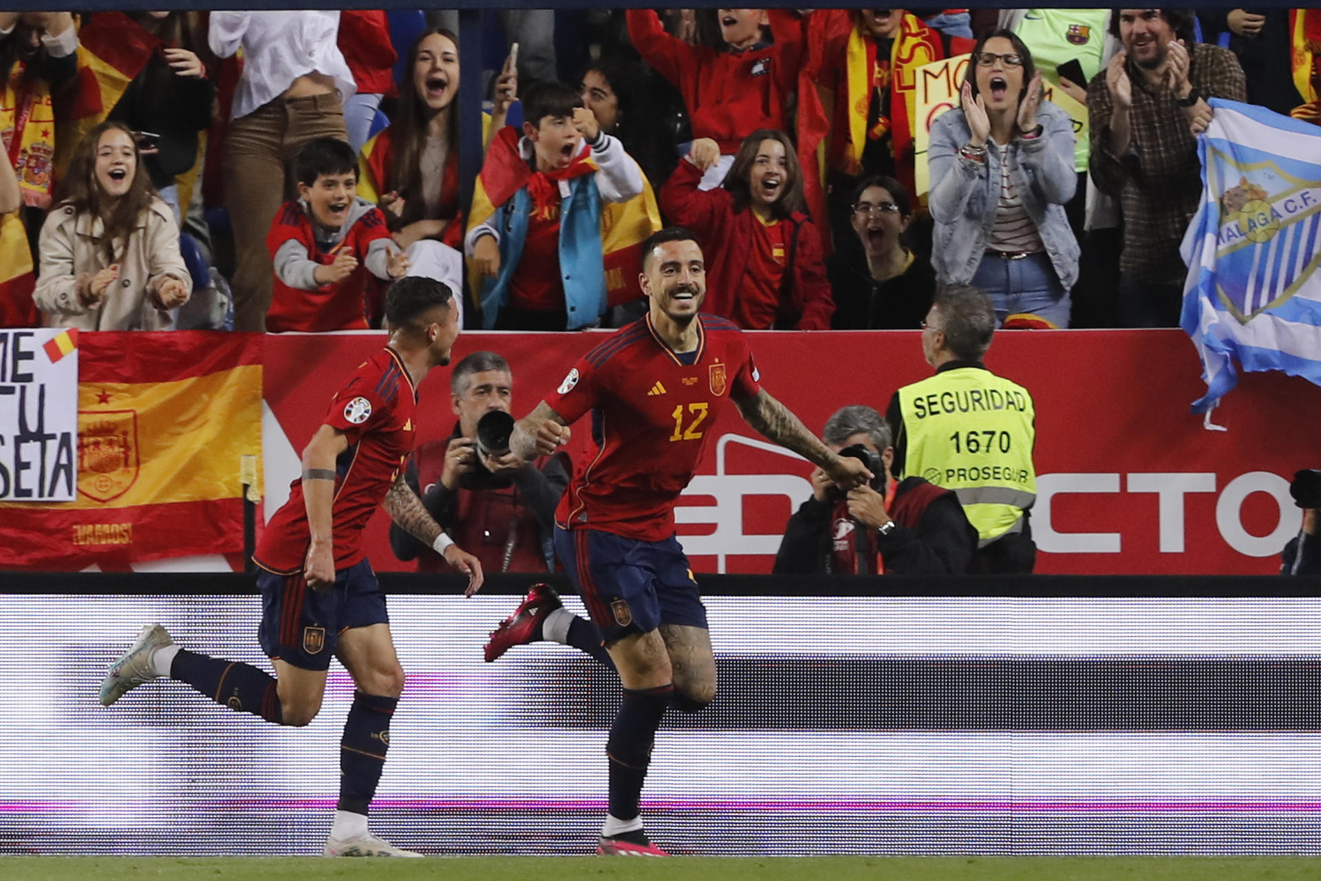 Joselu celebra el segundo gol de España ante Noruega