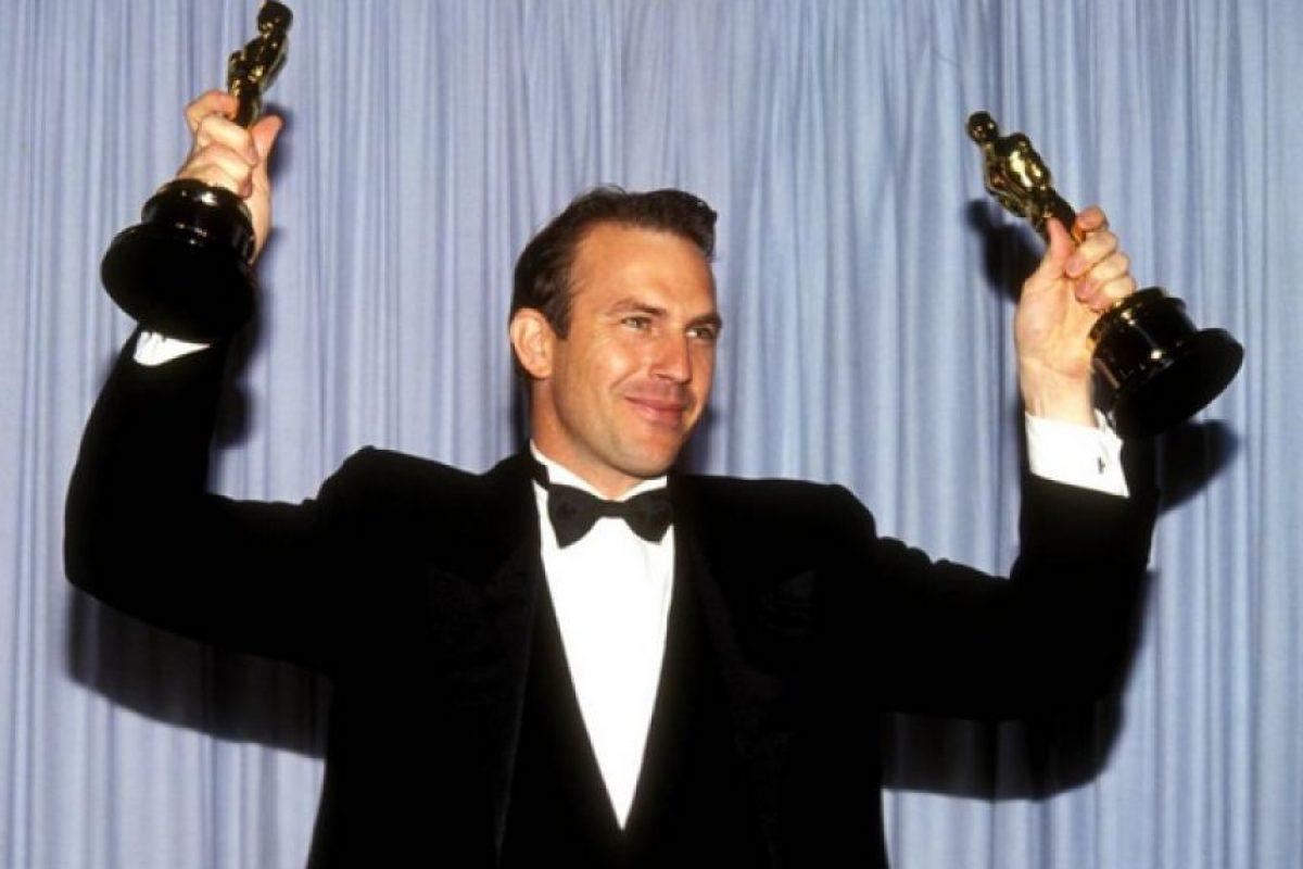 Kevin Costner se alzó con los Oscar a la mejor película y mejor dirección en 1991 por 'Bailando con lobos'.