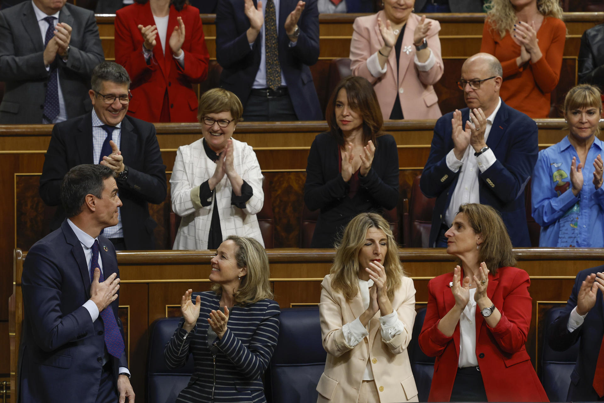 La bancada socialista aplaude a Sánchez tras su intervención en el debate de la moción de censura.