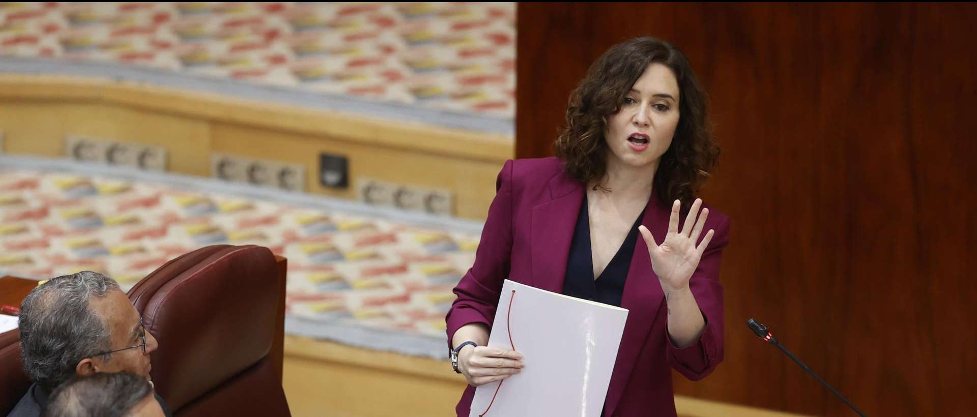 La presidenta de la Comunidad de Madrid, Isabel Díaz Ayuso, en el Parlamento.