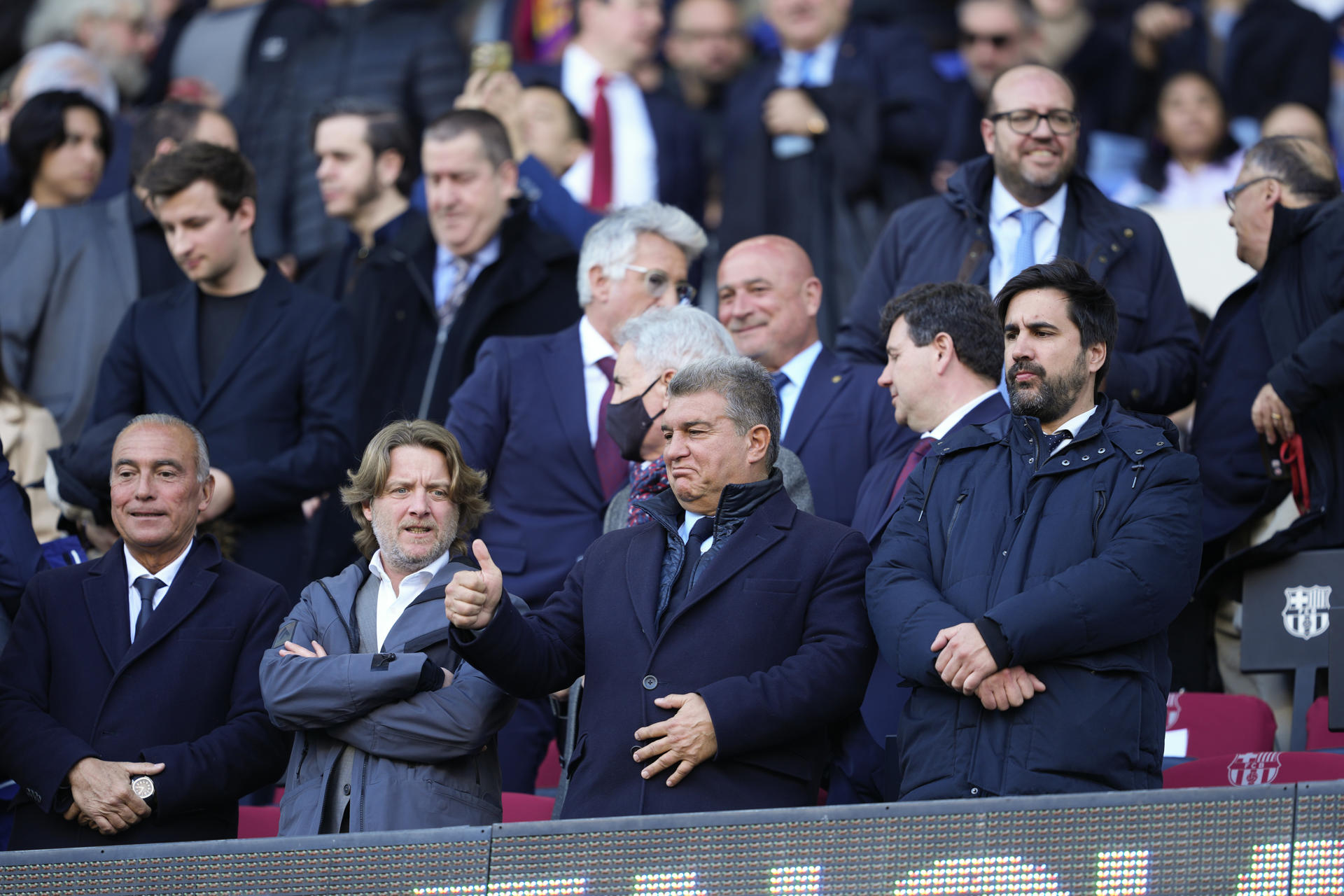 El presidente del Barcelona, Joan Laporta (c) durante el partido de LaLiga entre Barcelona y Valencia, este domingo en el Camp Nou.