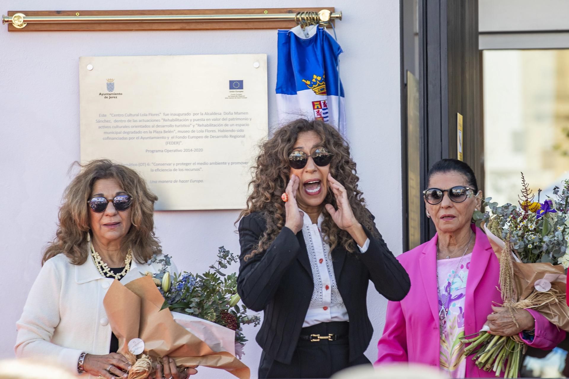 Las hijas de Lola Flores Lolita (i) y Rosario, y Carmen (d), hermana de Lola, tras descubrir una placa durante la inauguración hoy viernes en Jerez de la Frontera (Cádiz) del Centro Cultural Lola Flores.
